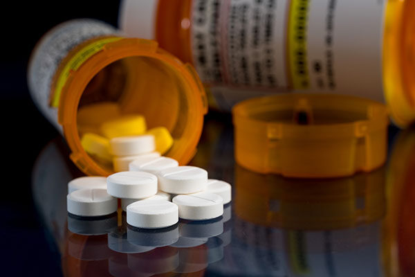 Blocking glutamate release reduces oxycodone intake and seeking behavior