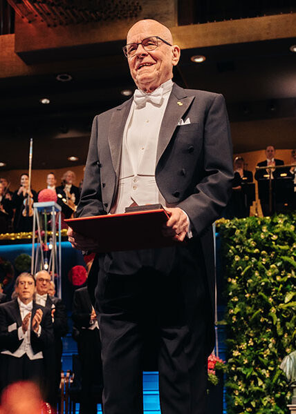 K. Barry Sharpless receives his 2021 Nobel Prize in Chemistry.