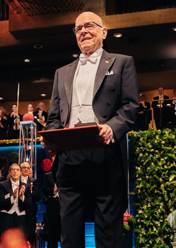 K. Barry Sharpless receives his 2021 Nobel Prize in Chemistry.